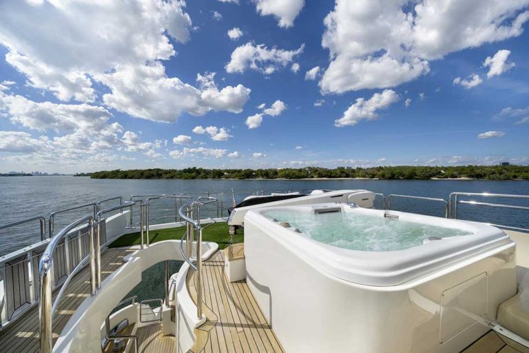 Beautiful Fly Bridge with Outdoor Jacuzzi.