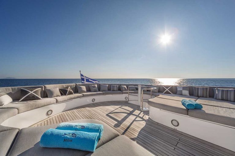 Large Sun Deck fully equipped.