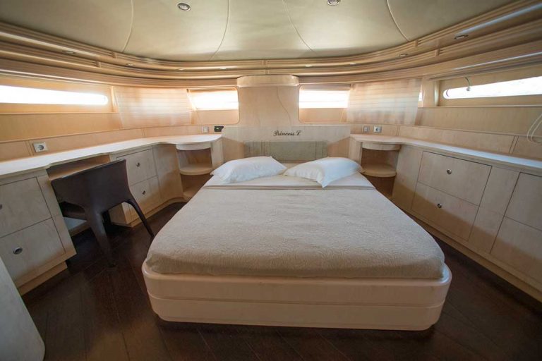 Main deck, easy access, en suite facilities.