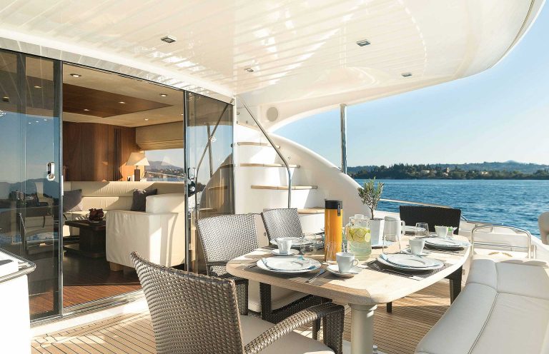 Large aft space and dining alfresco.